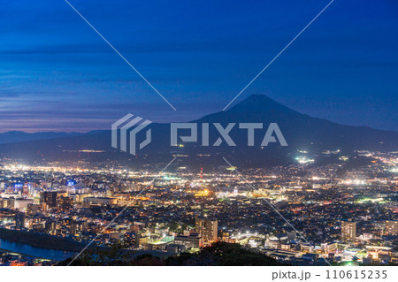 （静岡県）沼津の街並みと富士山　夕景 110615235