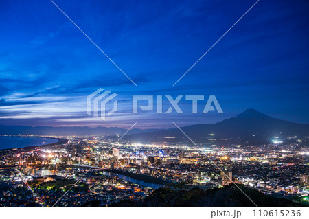 （静岡県）沼津の街並みと富士山　夕景 110615236