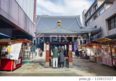 東京都・豊島区　旧中山道沿いの巣鴨地蔵通り商店街　とげぬき地蔵尊高岩寺 110615327