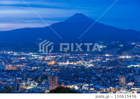 （静岡県）沼津・駿東郡の街並みと富士山　夕景 110615436