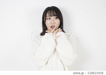 驚いた表情の若い女性 110615438