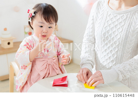 親子で折り紙を折る　正月飾りを作る 110615448