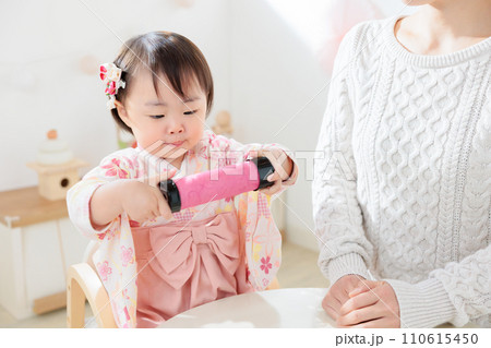 手作りの万華鏡を振る1歳児 110615450