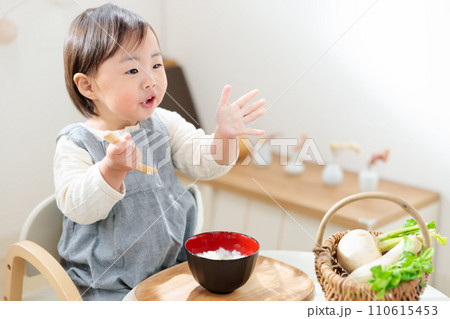 七草粥を食べる1歳児　楽しく食育　五節句 110615453