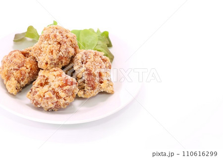 鶏の唐揚げ　竜田揚げ　鶏肉料理　明るい背景　白皿 110616299