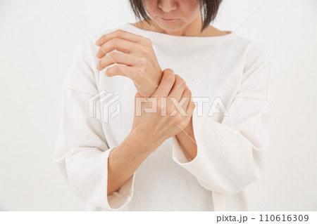 手首の関節痛に苦しむミドル女性 110616309