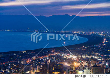 (静岡県)沼津の海岸線・街灯り (静岡県)沼津の海岸線・街灯り 110616607