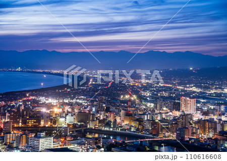 （静岡県）沼津の海岸線・街灯り 110616608