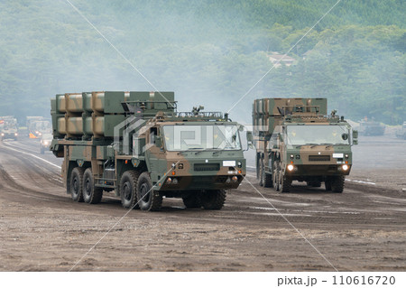 走行する陸上自衛隊12式地対艦誘導弾発射機 走行する陸上自衛隊12式地対艦誘導弾発射機 110616720