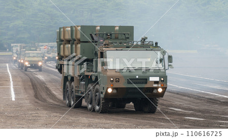 走行する陸上自衛隊12式地対艦誘導弾発射機 走行する陸上自衛隊12式地対艦誘導弾発射機 110616725