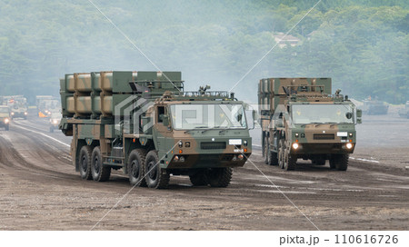 走行する陸上自衛隊12式地対艦誘導弾発射機 走行する陸上自衛隊12式地対艦誘導弾発射機 110616726