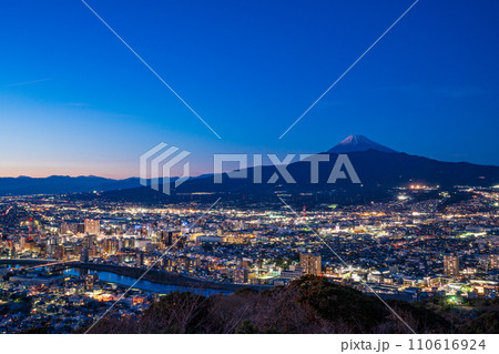 （静岡県）沼津の街並みと富士山　夕景 110616924