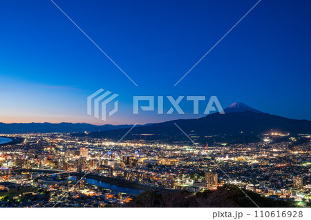 (静岡県)沼津の街並みと富士山 夕景 (静岡県)沼津の街並みと富士山 夕景 110616928