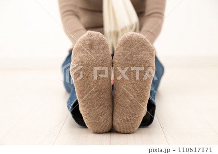冬物の厚手靴下を履くミドル女性の足元 110617171