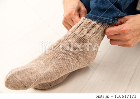 冬物の厚手靴下を履くミドル女性の足元 110617173