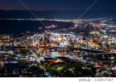 (静岡県)沼津の海岸線・沖の漁火 街灯り (静岡県)沼津の海岸線・沖の漁火 街灯り 110617387