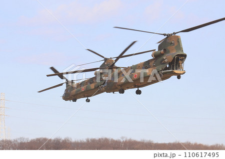 一斉に離陸するヘリコプター CH-47J 陸上自衛隊の演習 一斉に離陸するヘリコプター CH-47J 陸上自衛隊の演習 110617495