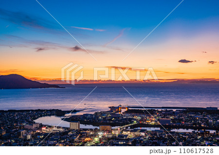 (静岡県)沼津港・駿河湾 夕景 (静岡県)沼津港・駿河湾 夕景 110617528