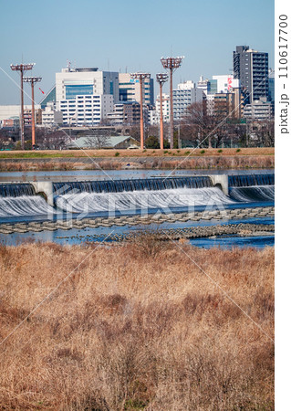 多摩川に築かれた二ヶ領上河原堰堤 110617700