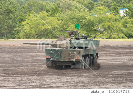 走行する陸上自衛隊16式機動戦闘車 110617718