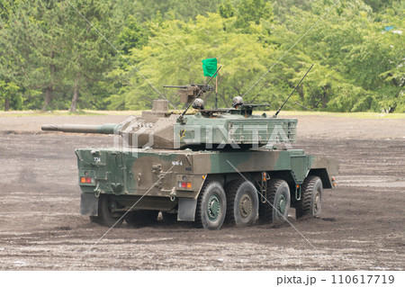 走行する陸上自衛隊16式機動戦闘車 110617719