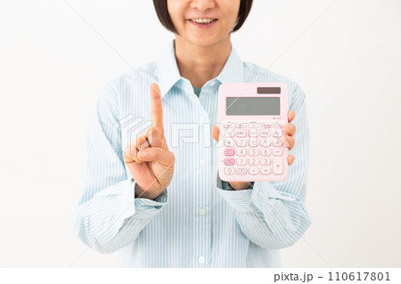 電卓を持って人差し指を立てるミドル女性 電卓を持って人差し指を立てるミドル女性 110617801