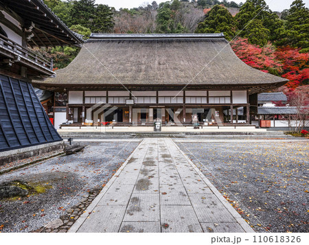 晩秋の瑞石山永源寺　本堂 110618326