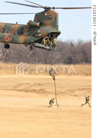 ヘリコプターからロープで降下する兵士　島嶼防衛の演習 110618553