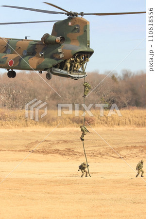 ヘリコプターからロープで降下する兵士　島嶼防衛の演習 110618556