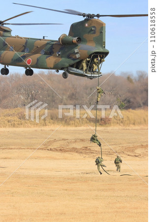 ヘリコプターからロープで降下する兵士　島嶼防衛の演習 110618558