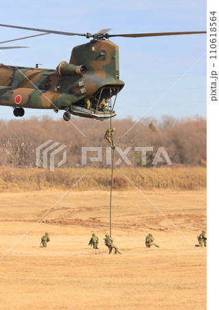 ヘリコプターからロープで降下する兵士　島嶼防衛の演習 110618564