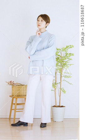 女性冬服のファッションコーディネート全身（縦向き） 110618687