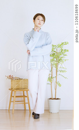 女性冬服のファッションコーディネート全身（縦向き） 110618699