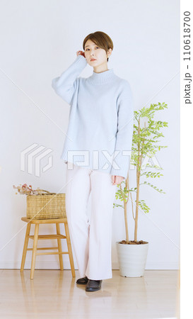 女性冬服のファッションコーディネート全身（縦向き） 110618700