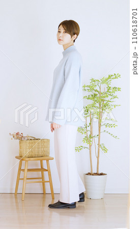 女性冬服のファッションコーディネート全身（縦向き） 110618701