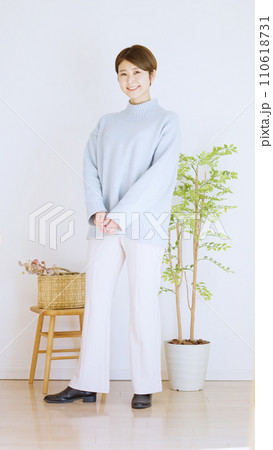 女性冬服のファッションコーディネート全身(縦向き) 女性冬服のファッションコーディネート全身(縦向き) 110618731