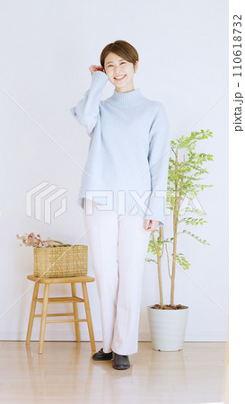 女性冬服のファッションコーディネート全身(縦向き) 女性冬服のファッションコーディネート全身(縦向き) 110618732