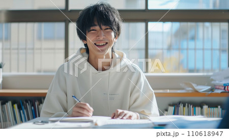 学習する男子学生 110618947