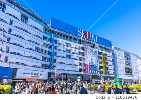 日本の東京都市景観 1月・JN.1増加…賑わう池袋駅東口。西武などを望む…＝令和6年1月15日 110619420