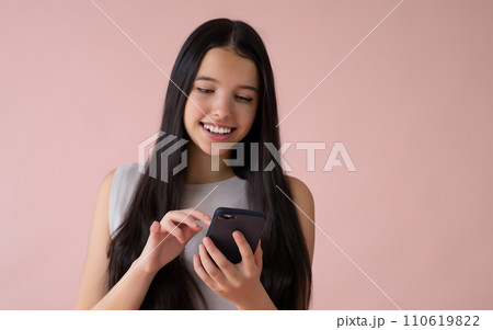 AI生成画像 女性　外国人　アメリカ人　フランス人　白人　スマホ　閲覧　デバイス　通信 110619822