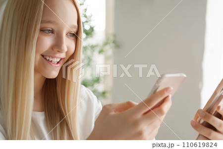 AI生成画像 女性　外国人　アメリカ人　フランス人　白人　スマホ　閲覧　デバイス　通信 110619824