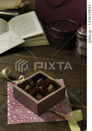 チョコレート　バレンタインデー　縦位置 110619834
