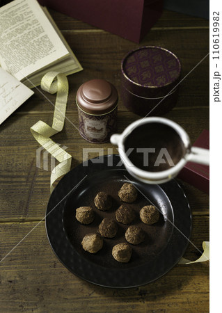 チョコレート　バレンタインデー　縦位置 110619982