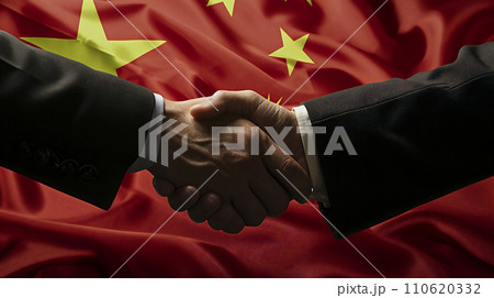 中国国旗の前で握手する様子	 110620332