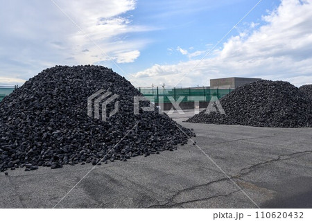 【CO2排出】荷揚げされた石炭の山 【CO2排出】荷揚げされた石炭の山 110620432