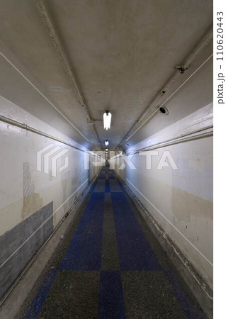 【衣浦トンネル】海底トンネルの歩行者通路 110620443