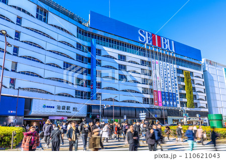 日本の東京都市景観 1月・JN.1増加…賑わう池袋駅東口。西武などを望む…＝令和6年1月15日 110621043