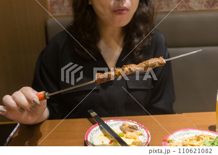 羊肉串を食べる女性 羊肉串を食べる女性 110621082