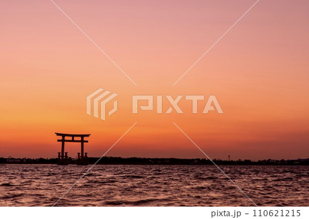 浜松市、夕暮れ時の浜名湖の大鳥居 110621215