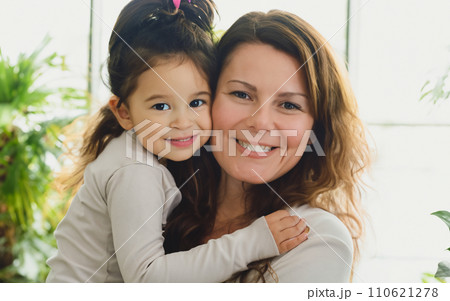 AI生成画像　赤ちゃんと母親　ママ　赤ちゃん　人物　白人　明るい　母子　家族　育児 110621278